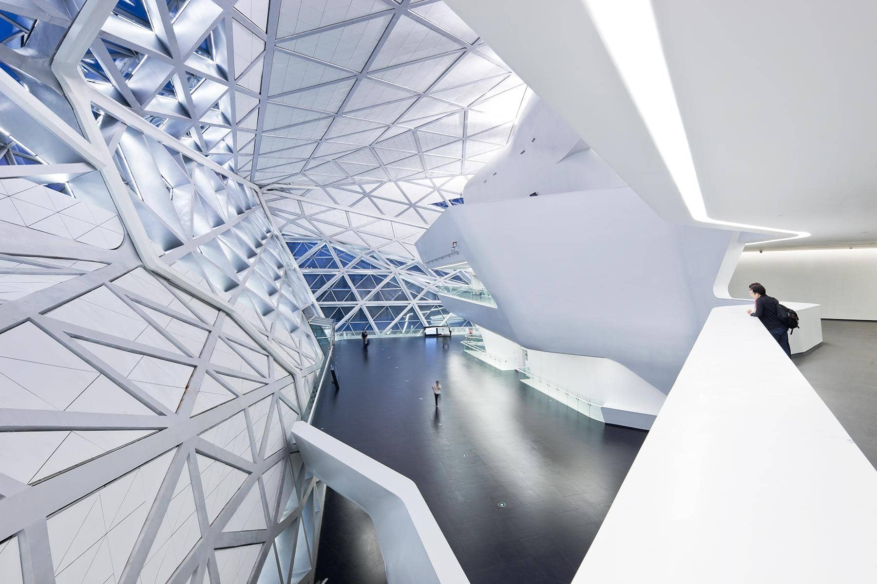 Ambiente moderno con architettura avveniristica, simbolo di innovazione nelle tecnologie oculistiche.