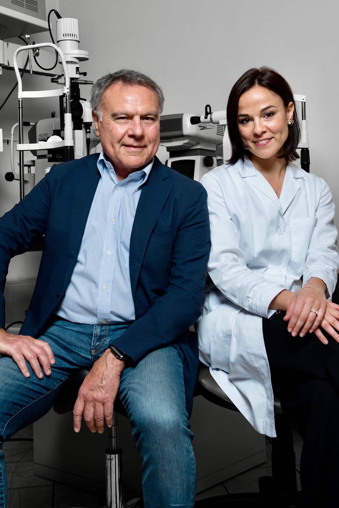 Prof. Stefano Piermarocchi e sua figlia, la Dott.ssa Rita Piermarocchi, seduti insieme in uno studio oftalmologico.